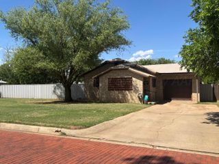 404 Avenue D NW, Childress, TX 79201