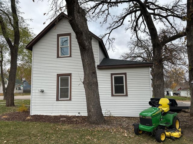 805 Franklin Street SW, Hutchinson, MN 55350