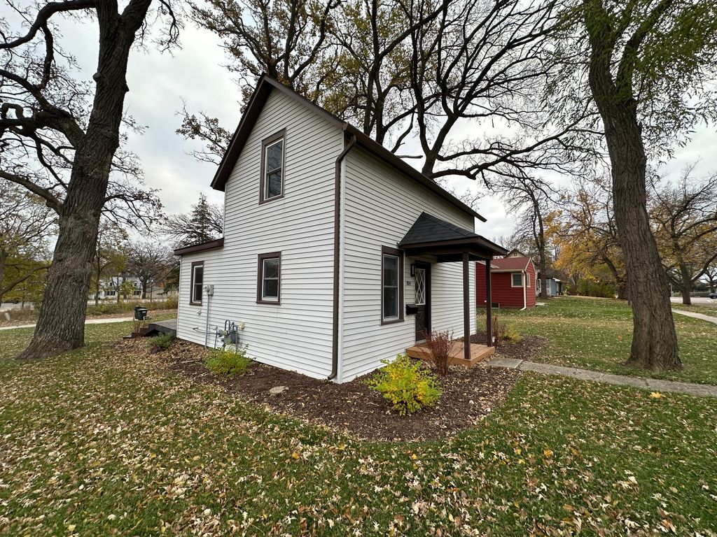 805 Franklin Street SW, Hutchinson, MN 55350