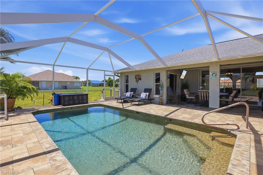 Image 10 of property listing at 522 SE 4th ST, Cape Coral, FL 33990