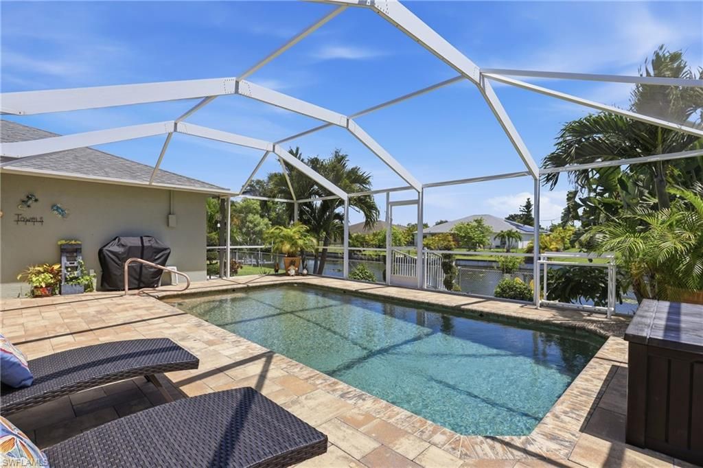 Image 11 of property listing at 522 SE 4th ST, Cape Coral, FL 33990