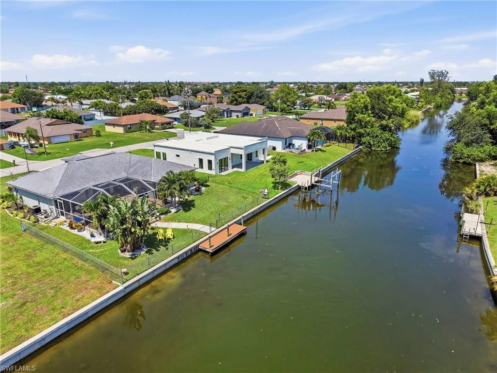 Image 15 of property listing at 522 SE 4th ST, Cape Coral, FL 33990