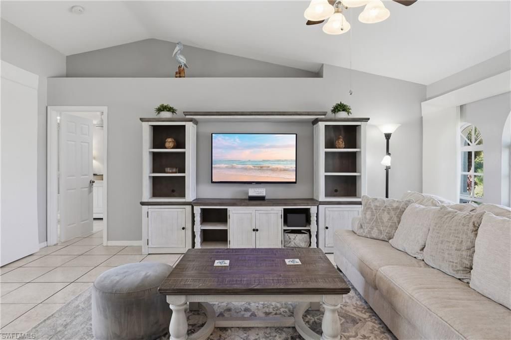 Image 18 of property listing at 522 SE 4th ST, Cape Coral, FL 33990