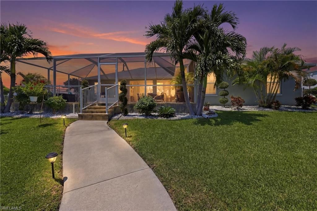 Image 4 of property listing at 522 SE 4th ST, Cape Coral, FL 33990