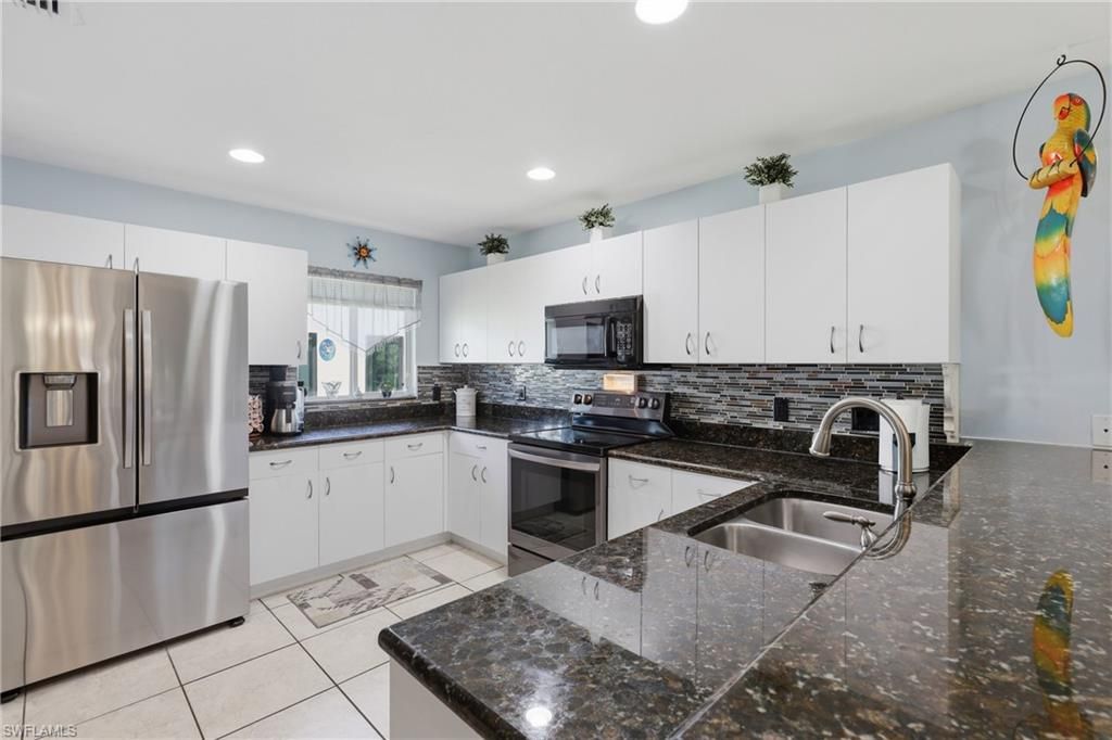 Image 5 of property listing at 522 SE 4th ST, Cape Coral, FL 33990
