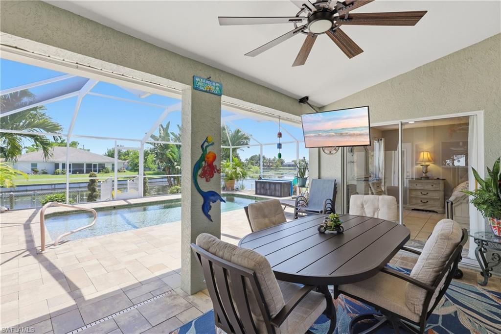 Image 8 of property listing at 522 SE 4th ST, Cape Coral, FL 33990