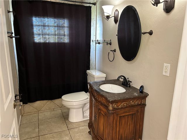 717 SE 10th AVE, Cape Coral, FL 33990