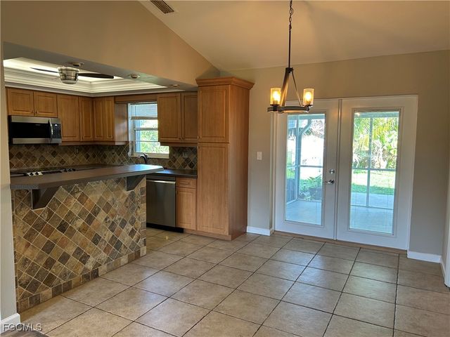 717 SE 10th AVE, Cape Coral, FL 33990