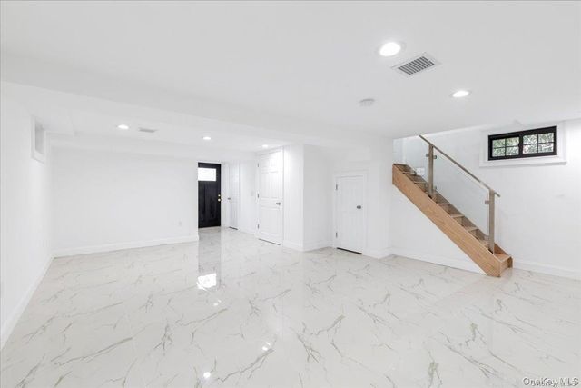 245 Garfield Avenue, Mineola, NY 11501