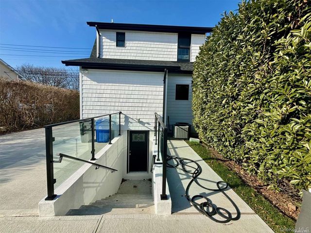 245 Garfield Avenue, Mineola, NY 11501
