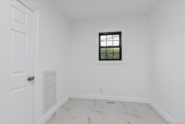 245 Garfield Avenue, Mineola, NY 11501