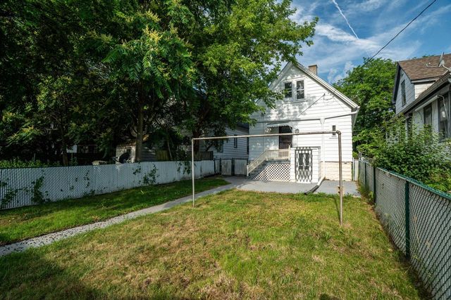 3206 N 11th STREET, Milwaukee, WI 53206