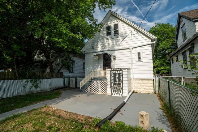 3206 N 11th STREET, Milwaukee, WI 53206