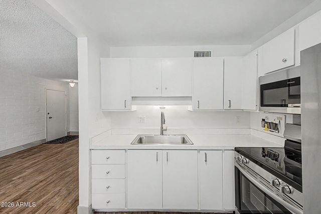 2633 W Rose Lane B114, Phoenix, AZ 85017