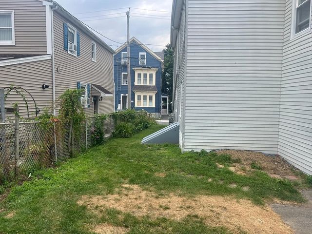 20 Wilcox St, Fall River, MA 02724