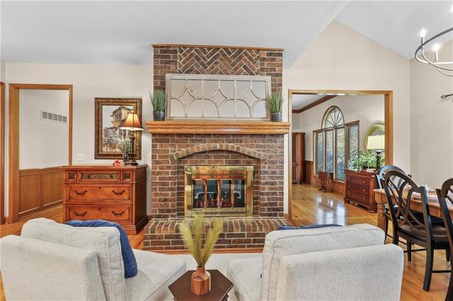 2436 NW Valley View Drive, Lee's Summit, MO 64081