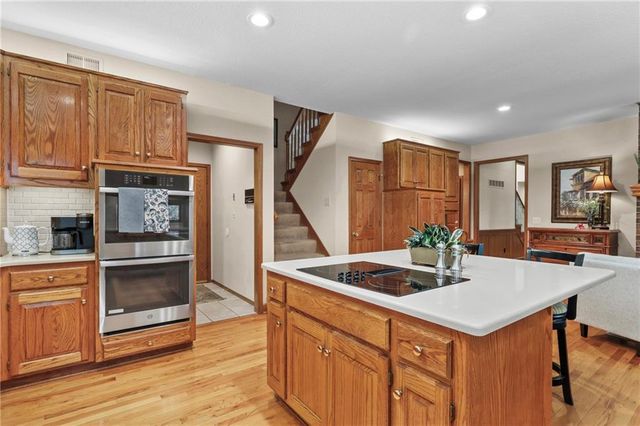 2436 NW Valley View Drive, Lee's Summit, MO 64081