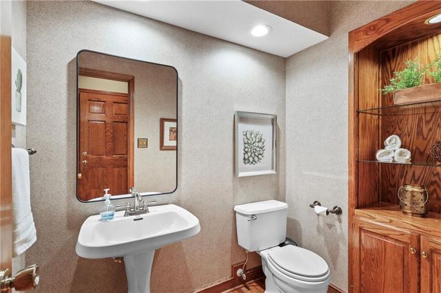 2436 NW Valley View Drive, Lee's Summit, MO 64081