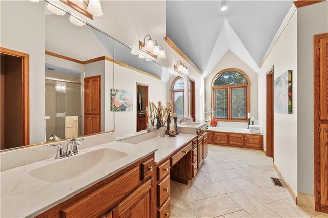 2436 NW Valley View Drive, Lee's Summit, MO 64081