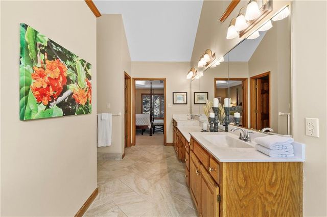 2436 NW Valley View Drive, Lee's Summit, MO 64081