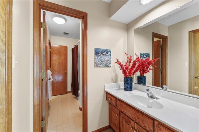 2436 NW Valley View Drive, Lee's Summit, MO 64081