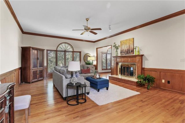 2436 NW Valley View Drive, Lee's Summit, MO 64081