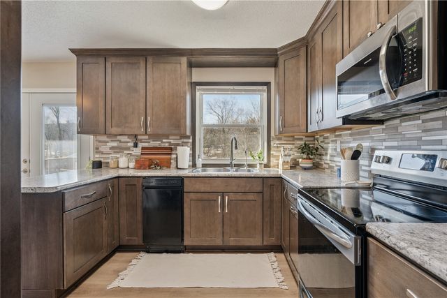 1525 N Ave NW, Cedar Rapids, IA 52405