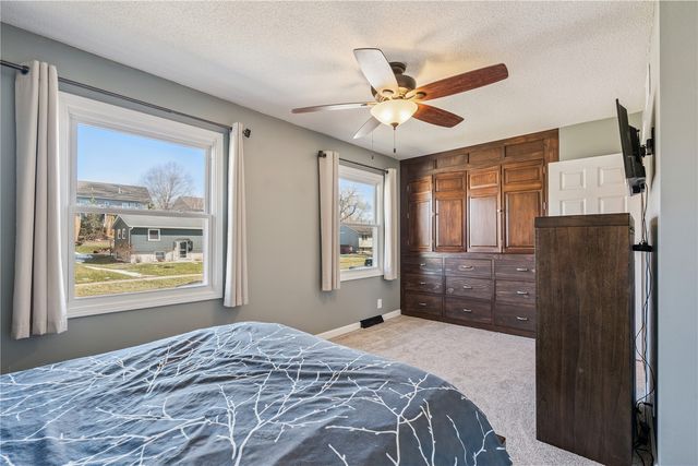 1525 N Ave NW, Cedar Rapids, IA 52405