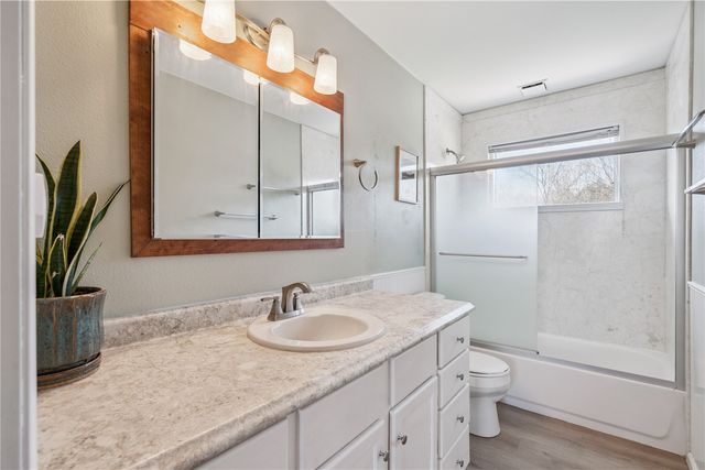 1525 N Ave NW, Cedar Rapids, IA 52405