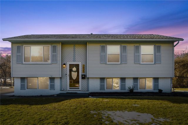 1525 N Ave NW, Cedar Rapids, IA 52405