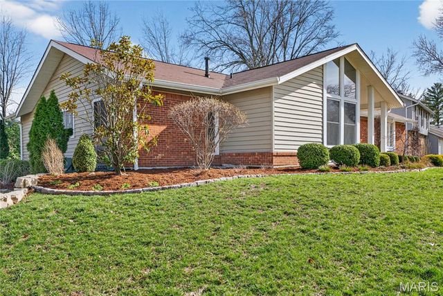 15424 Country Ridge Drive, Chesterfield, MO 63017