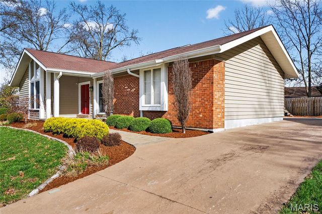 15424 Country Ridge Drive, Chesterfield, MO 63017