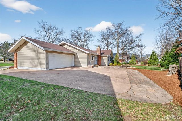 15424 Country Ridge Drive, Chesterfield, MO 63017