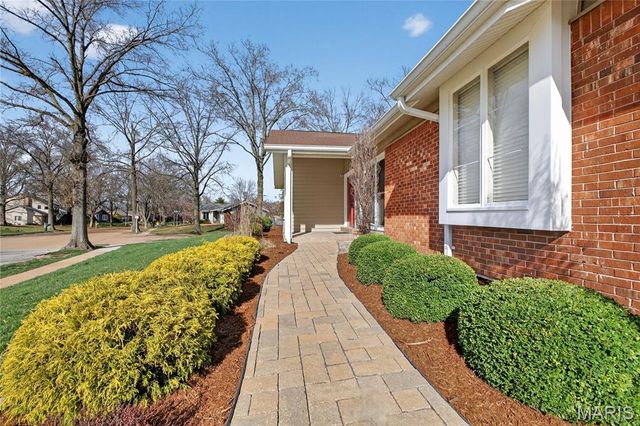 15424 Country Ridge Drive, Chesterfield, MO 63017