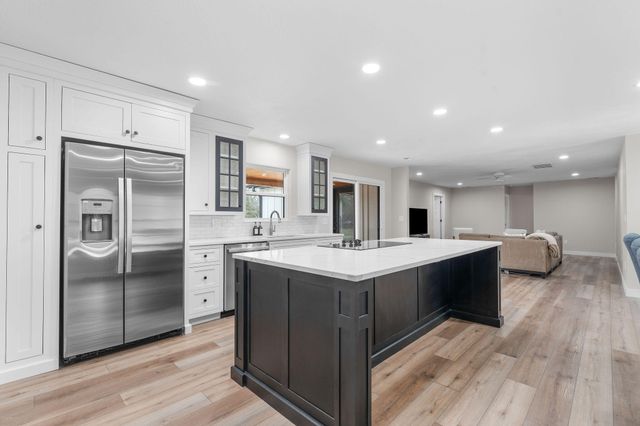 1143 Oakwood Drive, Hollister, MO 65672