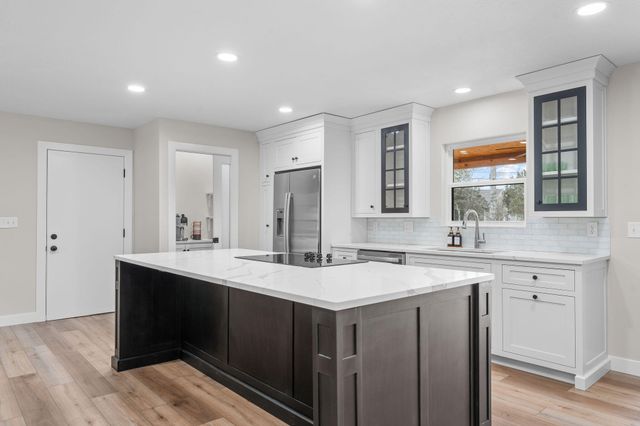 1143 Oakwood Drive, Hollister, MO 65672