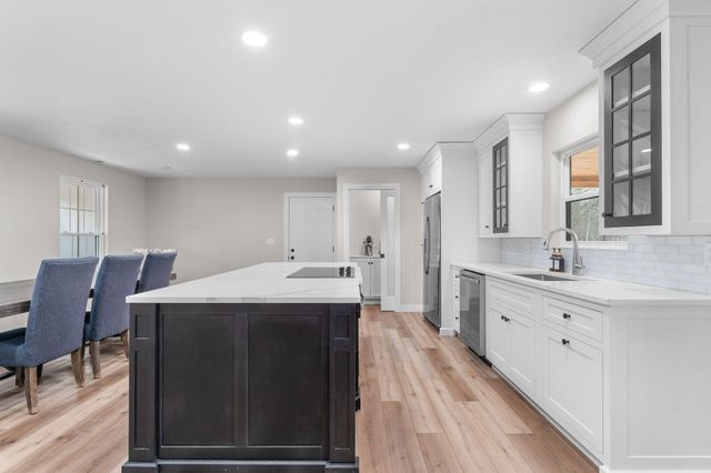 1143 Oakwood Drive, Hollister, MO 65672