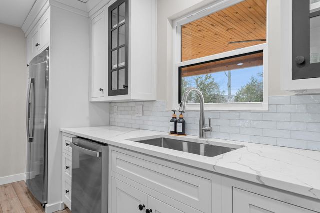 1143 Oakwood Drive, Hollister, MO 65672