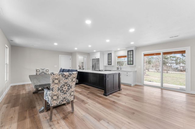 1143 Oakwood Drive, Hollister, MO 65672