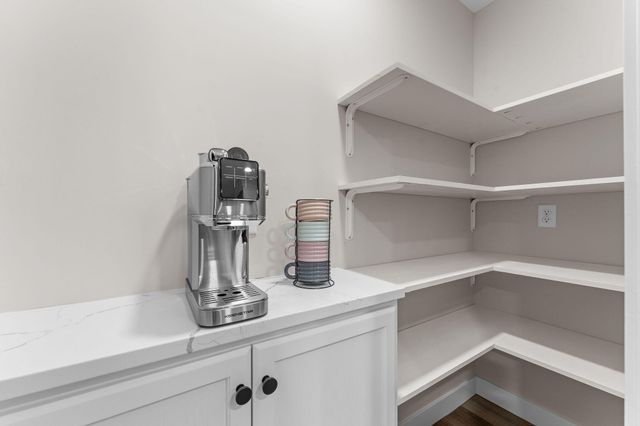 1143 Oakwood Drive, Hollister, MO 65672