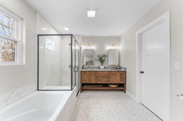 1143 Oakwood Drive, Hollister, MO 65672