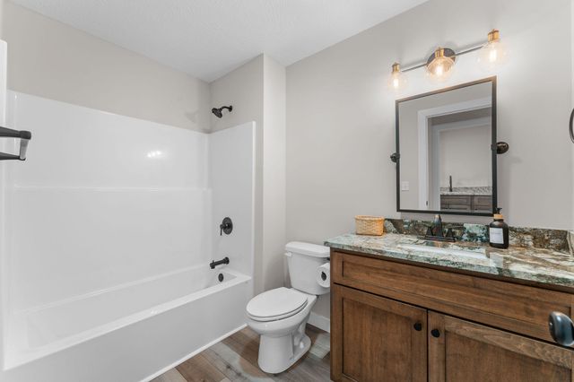 1143 Oakwood Drive, Hollister, MO 65672