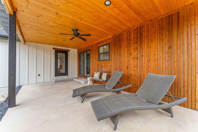 1143 Oakwood Drive, Hollister, MO 65672