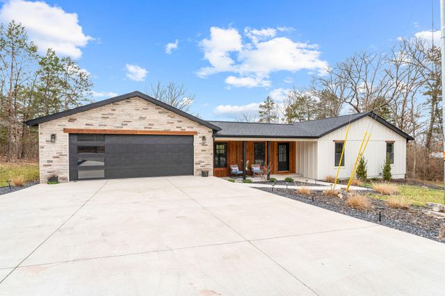 1143 Oakwood Drive, Hollister, MO 65672