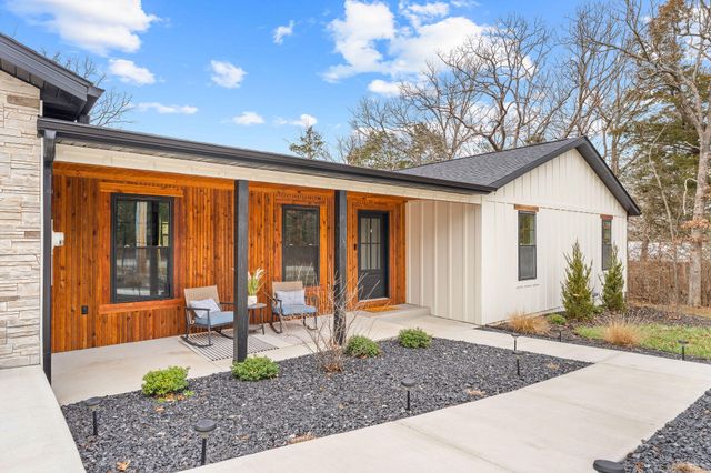 1143 Oakwood Drive, Hollister, MO 65672