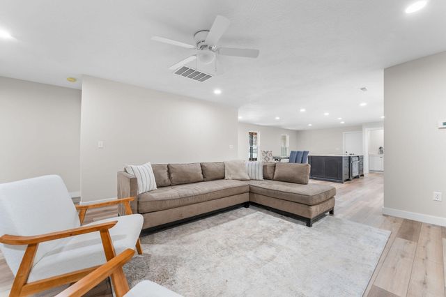 1143 Oakwood Drive, Hollister, MO 65672