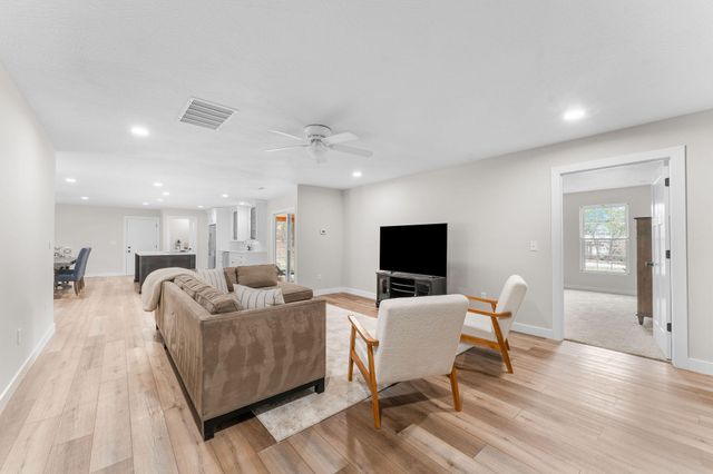 1143 Oakwood Drive, Hollister, MO 65672