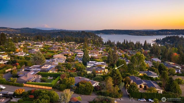 9235 NE 14th Street, Clyde Hill, WA 98004