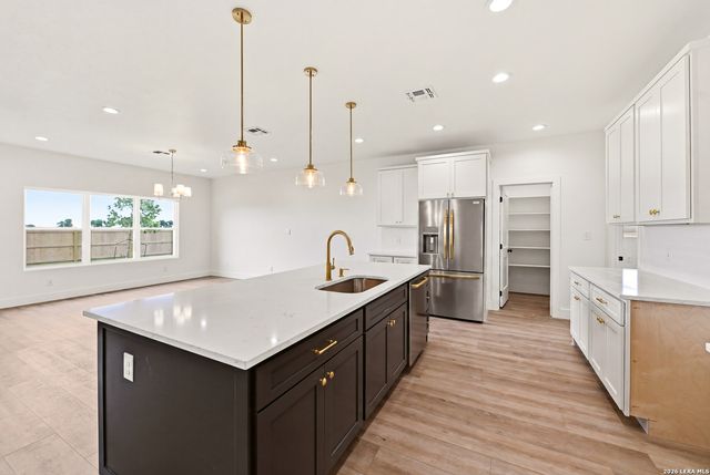 705 34th Street, Hondo, TX 78861