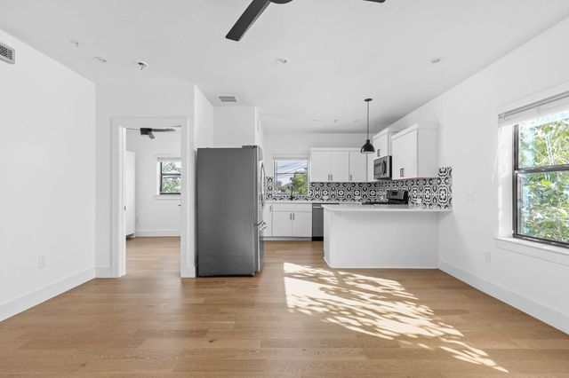 1128 Chicon ST 200, Austin, TX 78702